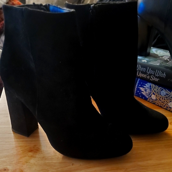 Black micro suede almond toe zipper ankle boot sz. 8.5 - Picture 1 of 3
